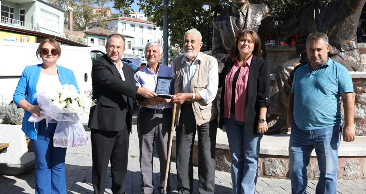 96 yaşındaki zeytinci Hasan Rıza Bostanlı'ya onur plaketi