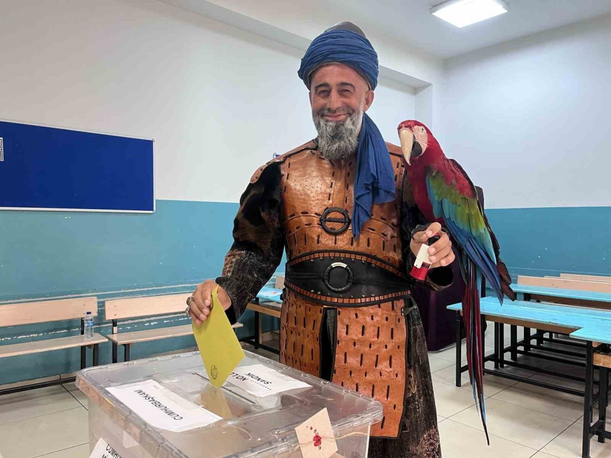 İstanbul'da Nazım Cihan papağanıyla oy kullanmaya gitti
