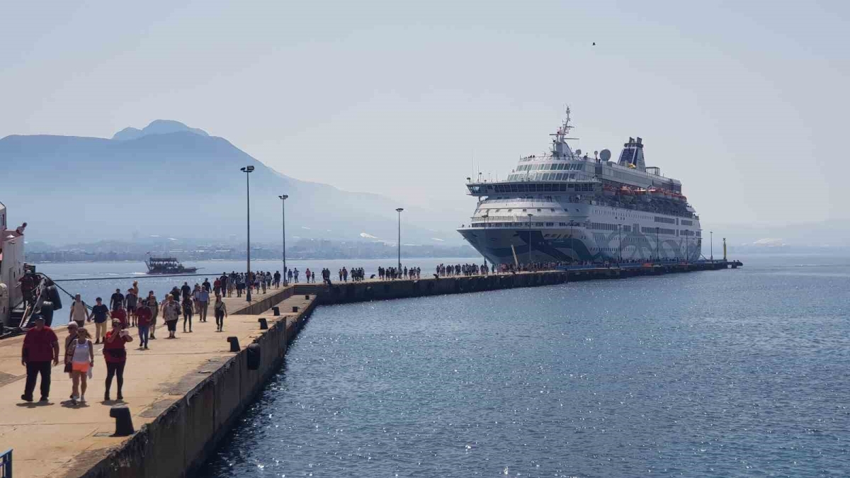 13 yıl aradan sonra İsrailli turist taşıyan gemi Alanya Limanı’na demir attı
